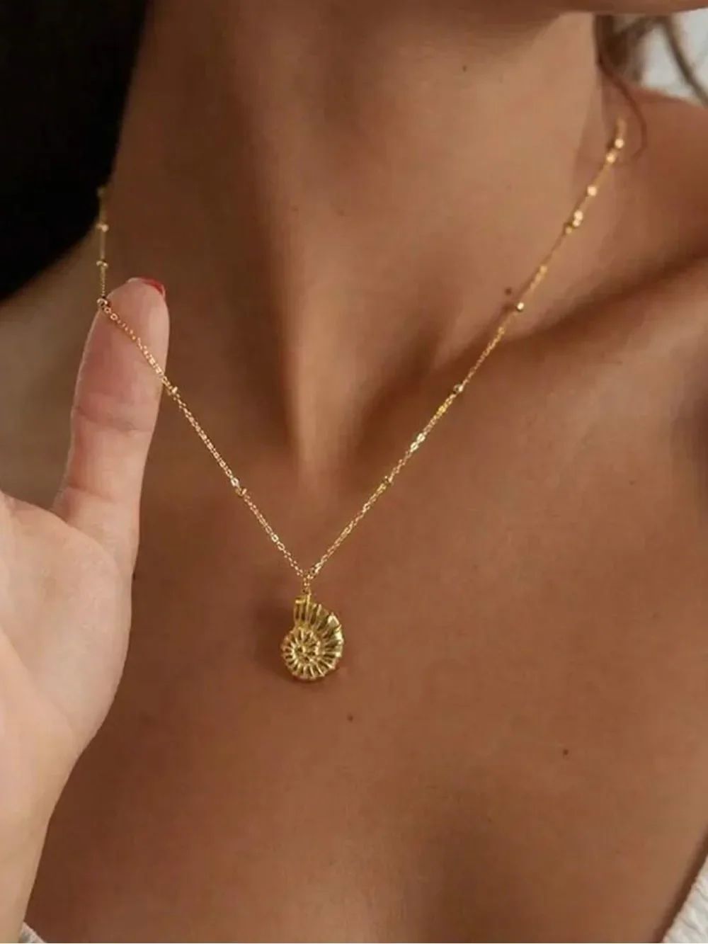 Gold Shell Pendant Necklace R708 - Picture 2 of 3